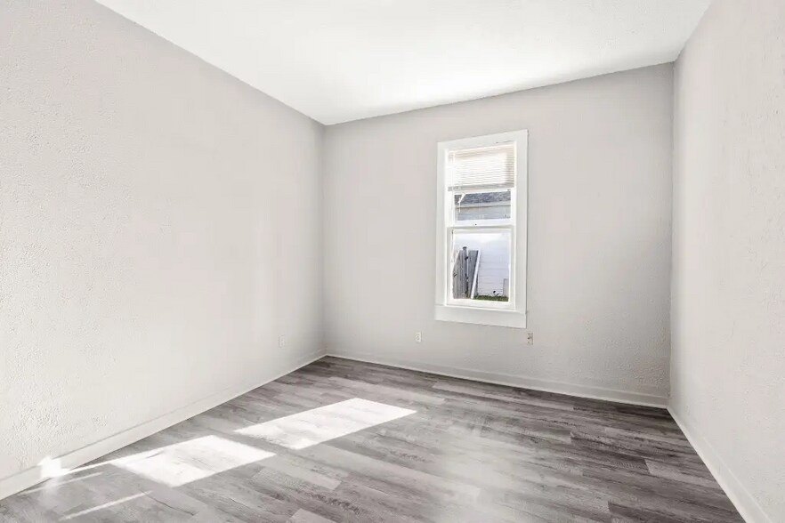 More Photos Of 2001 E Grand Ave, Marshall Office For Sale