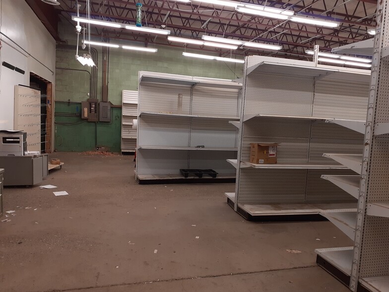 More Photos Of 20 Industrial Pl, Middletown Manufacturing For Lease