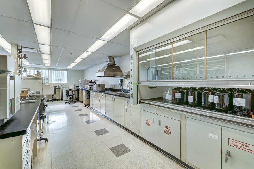 More Photos Of 3885 Boul Industriel, Laval Flex For Lease