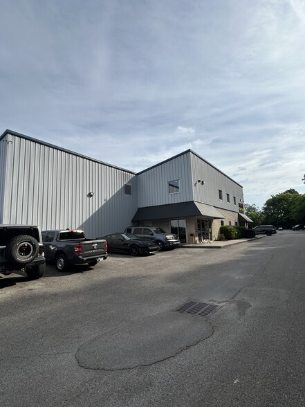 More Photos Of 8812 Kingston Pike, Knoxville Warehouse For Lease