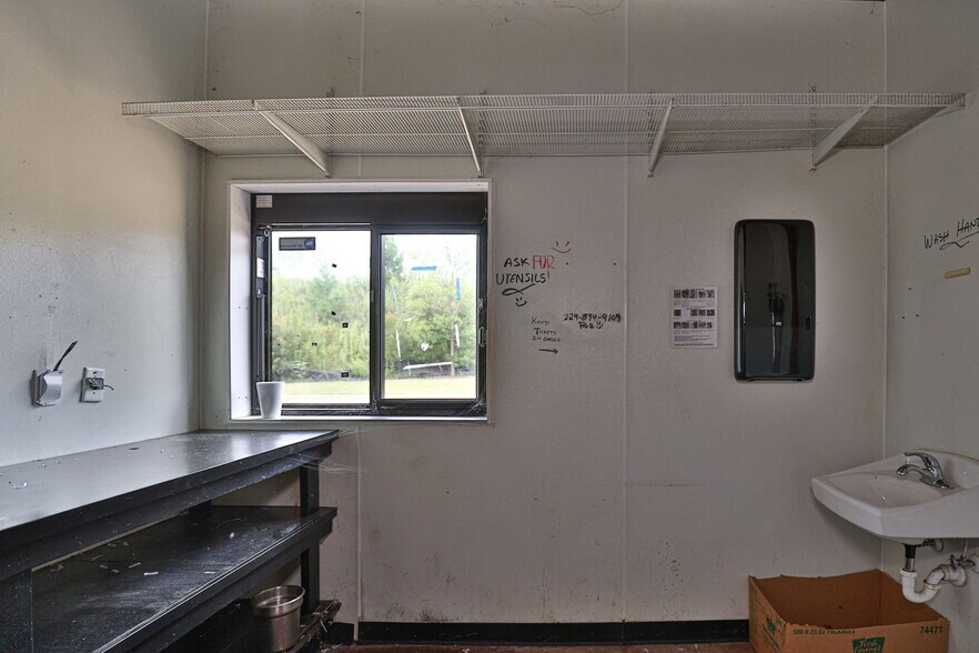 More Photos Of 6563 Gateway Rd, Columbus Storefront For Lease