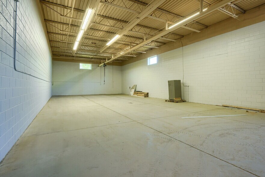 More Photos Of 30-31 S Sycamore St, Springfield Service For Sale