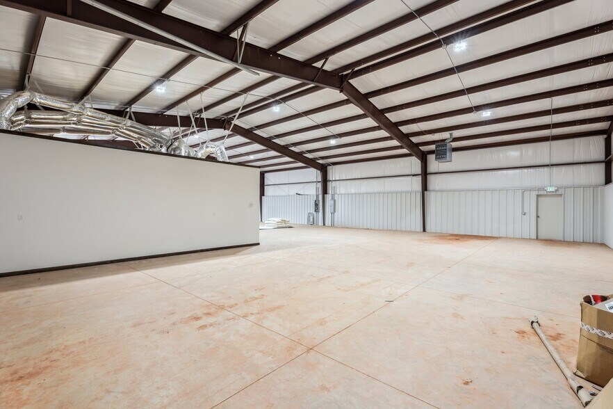 More Photos Of 5286 NE Highway 33, Guthrie Warehouse For Lease