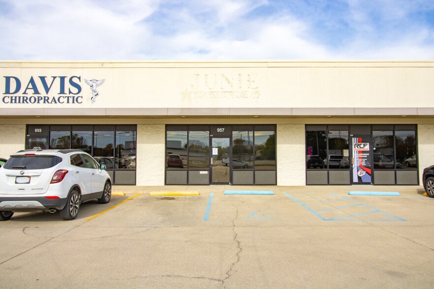 Primary Photo Of 961-965 E Washington St, Winchester General Retail For Lease