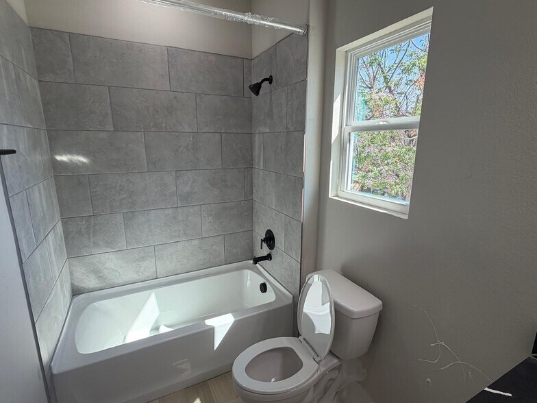 More Photos Of 525 Dakota St, San Antonio Multifamily For Sale