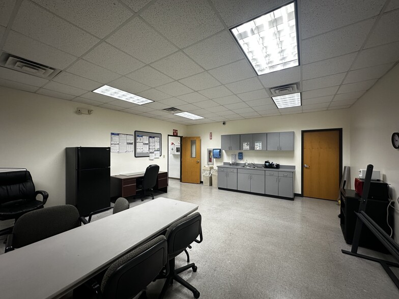 More Photos Of 302 Thunder Rd, Duenweg Warehouse For Lease