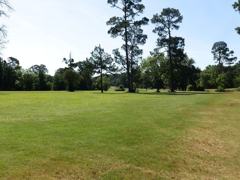More Photos Of 2130 Country Club Rd, Palestine Golf Course Driving Range For Sale