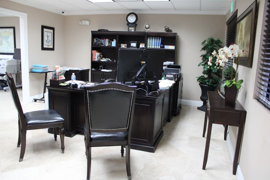 More Photos Of 2731 Vista Pky, West Palm Beach Showroom For Sale