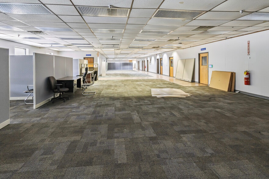 More Photos Of 6400 Penn Ave, Savanna Manufacturing For Sale