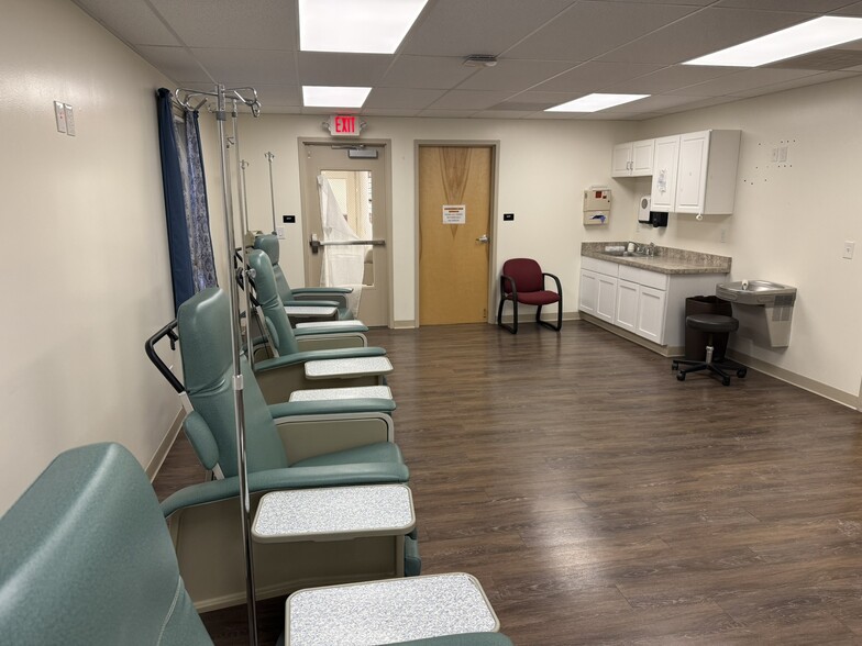 More Photos Of 2 Emma Ln, Clifton Park Medical For Lease