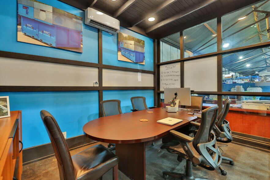 More Photos Of 817 E Main St, Tomball Warehouse For Sale