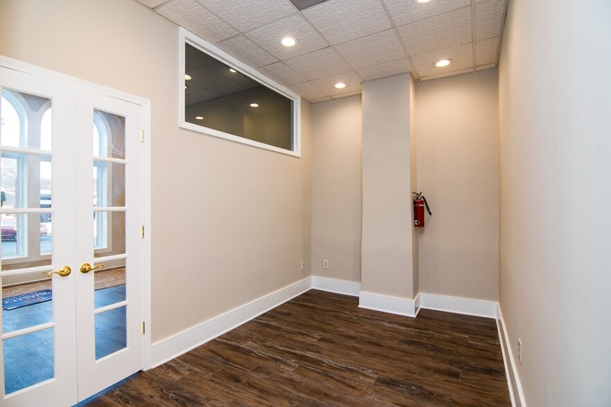 More Photos Of 214 W Main, Murfreesboro Storefront Retail Office For Lease