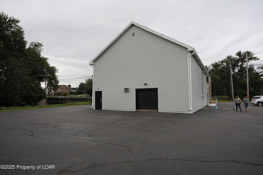 More Photos Of 131 W 8th St, Wyoming Office For Lease
