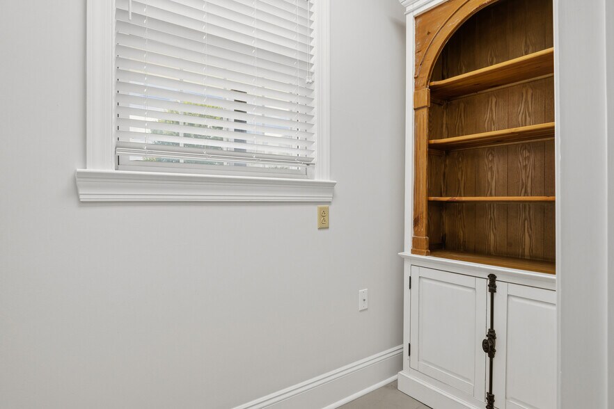 More Photos Of 6245 University Park Dr, Radford Office Residential For Sale