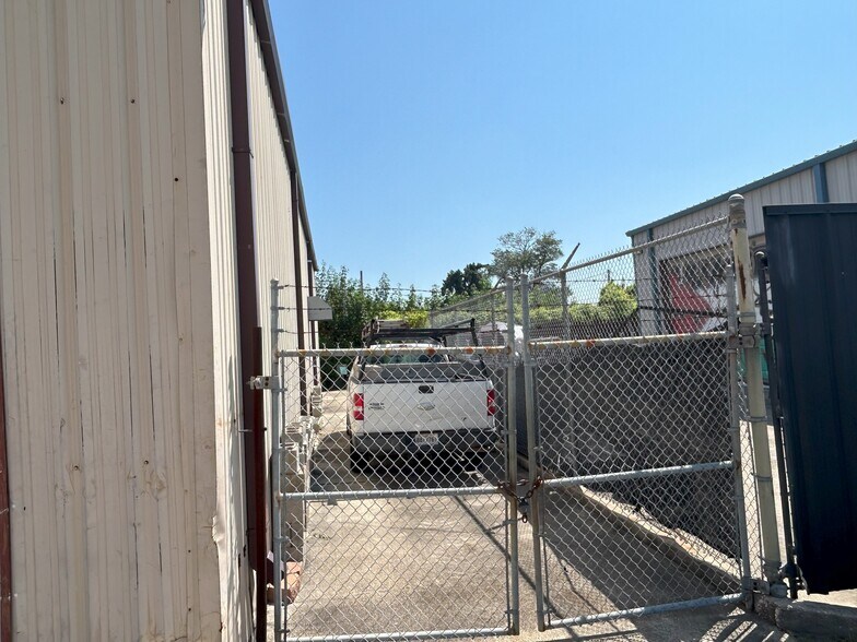 More Photos Of 2301 Brooklyn Ave, Harvey Light Manufacturing For Lease