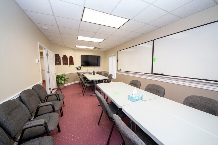 More Photos Of 303 Middletown Pky, Louisville Office For Lease