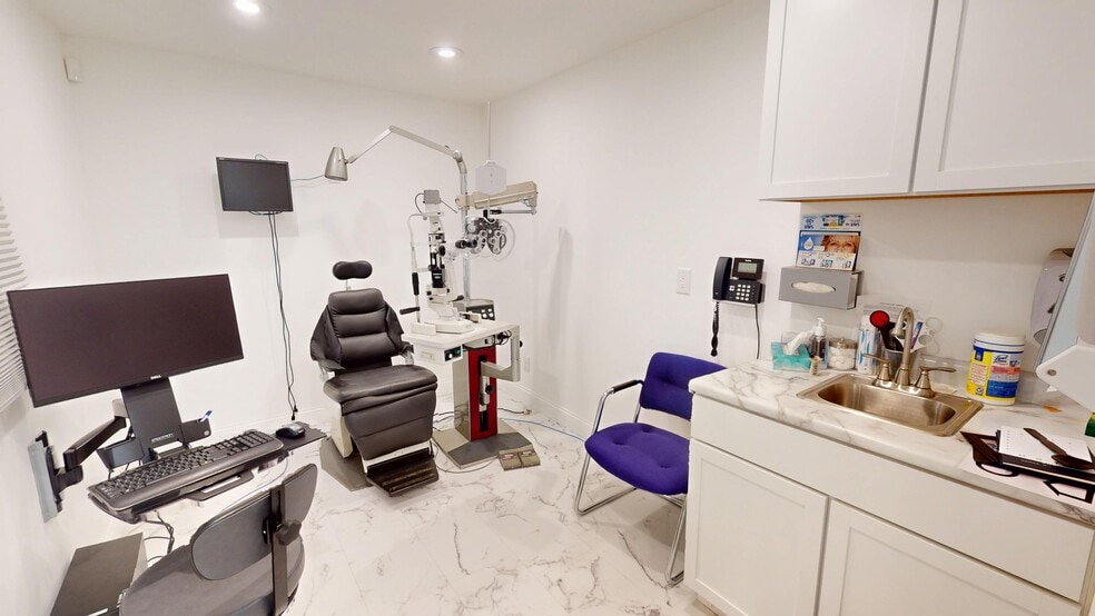 More Photos Of 718 N Bridge St, Yorkville Office For Lease