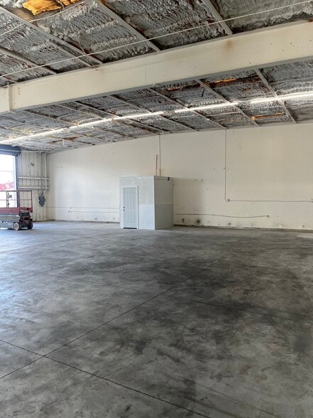 More Photos Of 3906 Arnold Ave, Naples Warehouse For Lease