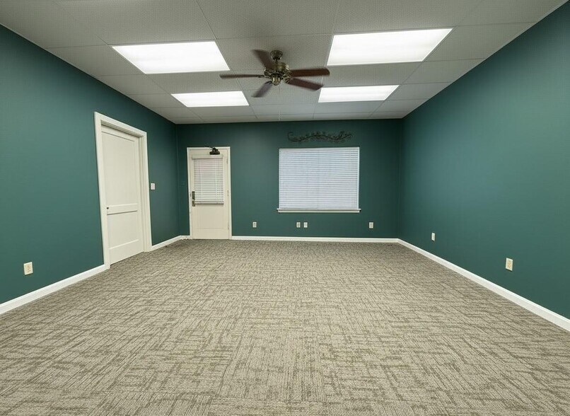 More Photos Of 221 N Houston St, Wharton Office For Sale