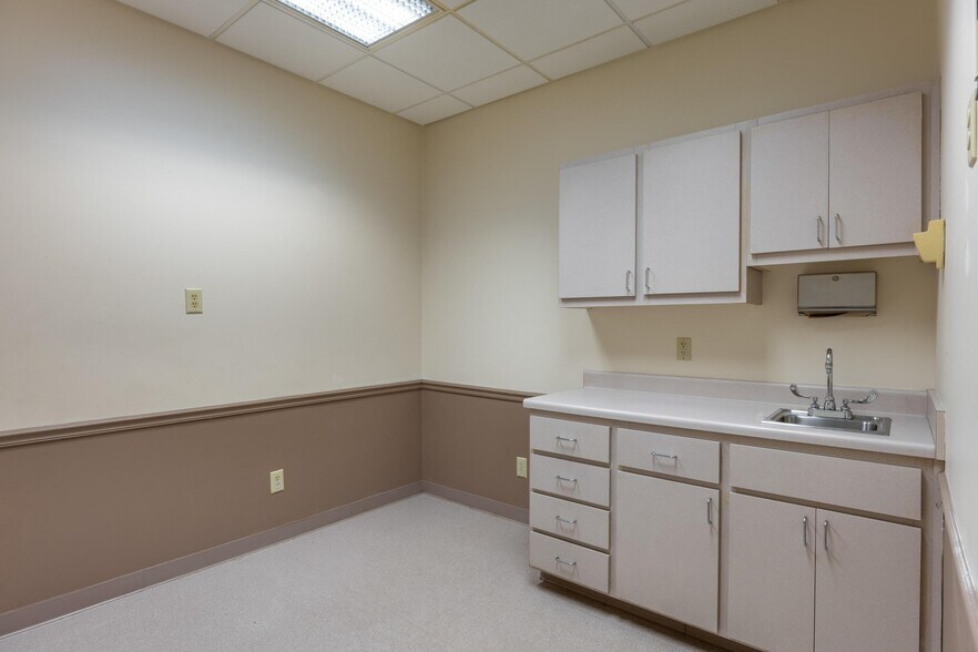 More Photos Of 1494 Stuart Rd NE, Cleveland Medical For Lease