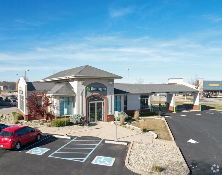 Primary Photo Of 5640 W 86th St, Indianapolis Bank For Lease