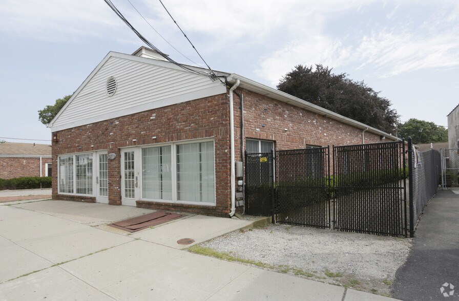 More Photos Of 220 Main St, Center Moriches Medical For Lease