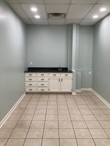 More Photos Of 18 W Gibson St, Hartwell Medical For Lease