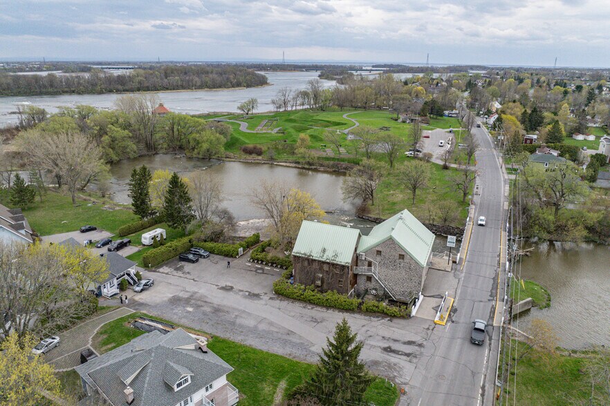 More Photos Of 308 Ch Du Fleuve, Coteau-du-lac General Retail For Sale