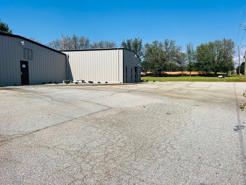 More Photos Of 585 Old Georgia Rd, Moore Warehouse For Lease