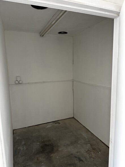 More Photos Of 5983 Reseda Blvd, Tarzana Industrial For Lease