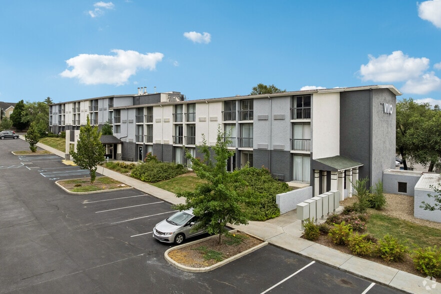 More Photos Of 1722 N Walnut St, Bloomington Apartments For Sale