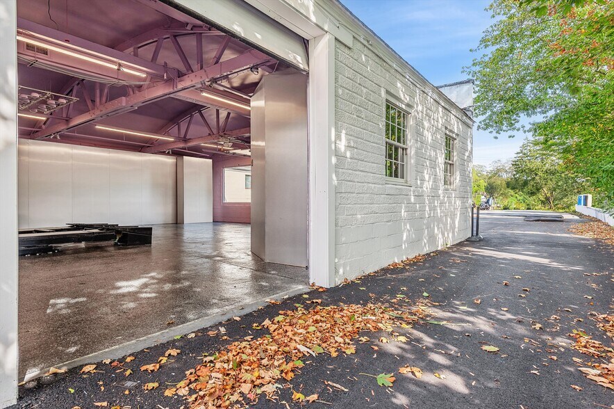 More Photos Of 9 Railroad Ave, East Hampton General Retail For Lease