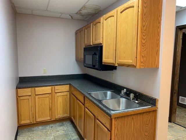 More Photos Of 406-408 Ambassador row, Longview Light Distribution For Lease