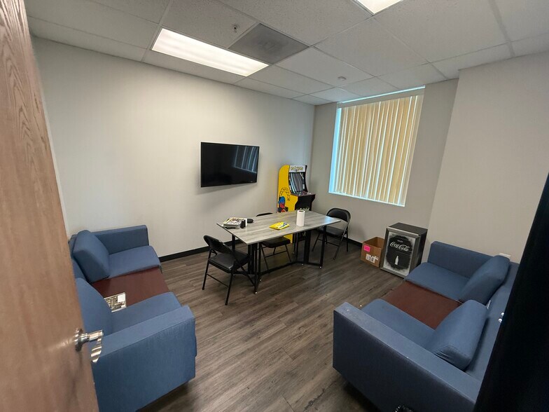 More Photos Of 480 Business Center Ct, Redlands Warehouse For Lease