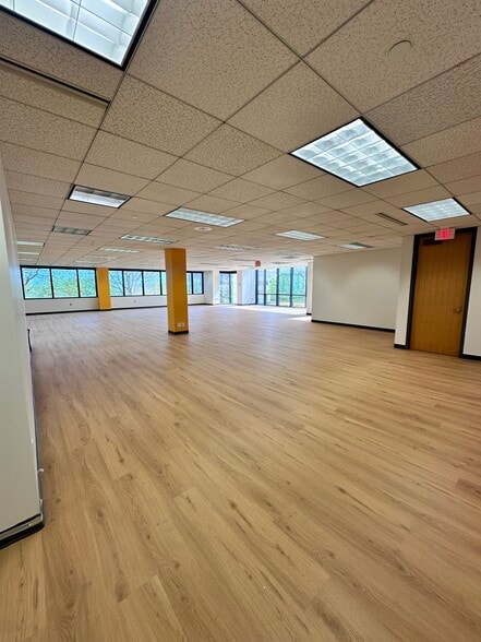 More Photos Of 730 Holiday Dr, Pittsburgh Office For Lease