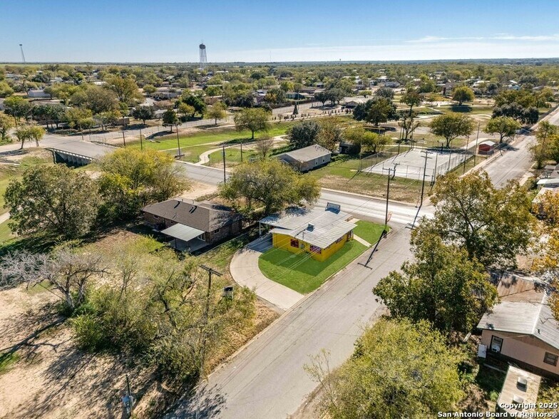 More Photos Of 702 Avenue H, Poteet Freestanding For Sale