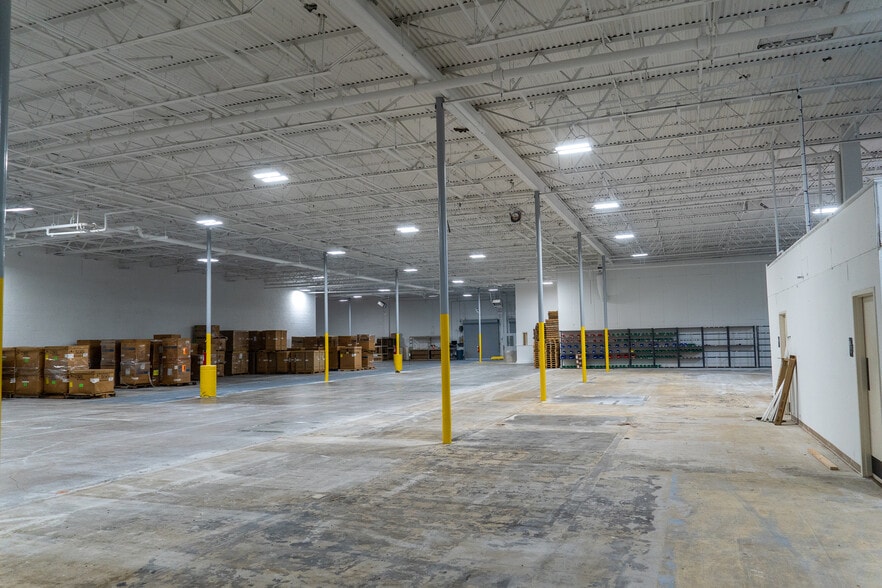 More Photos Of 1205 E Avenue H, Grand Prairie Distribution For Sale