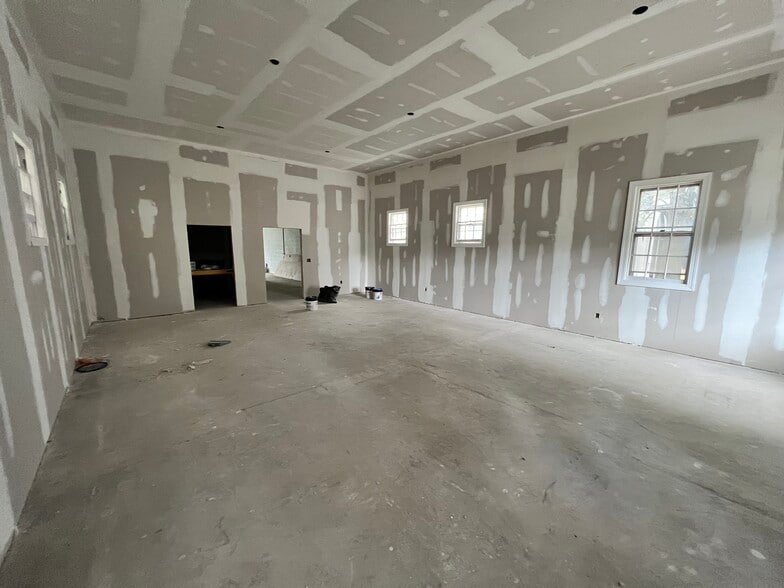 More Photos Of 909 Main St, West Point Storefront Retail Office For Lease