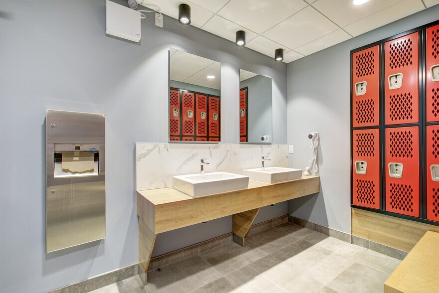 More Photos Of 5773-5781 Boul Gouin O, Montréal Medical For Lease