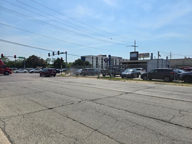 More Photos Of 3950 Mannheim Rd, Franklin Park Showroom For Sale