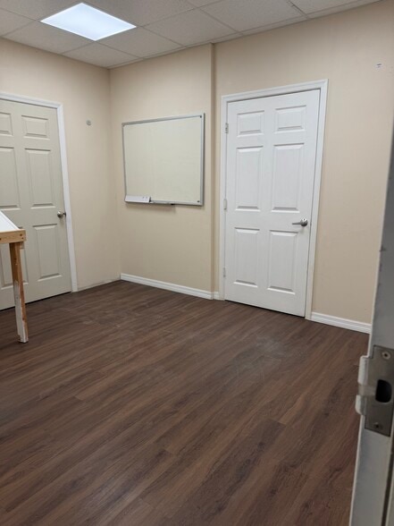 More Photos Of 1076 Business Ln, Naples Showroom For Sale