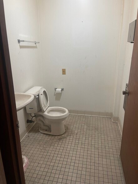 More Photos Of 230 Skipjack Rd, Prince Frederick Warehouse For Lease