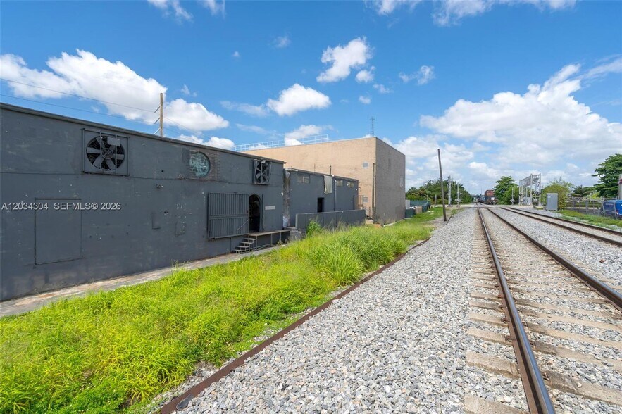 More Photos Of 341 W 21st St, Hialeah Manufacturing For Lease