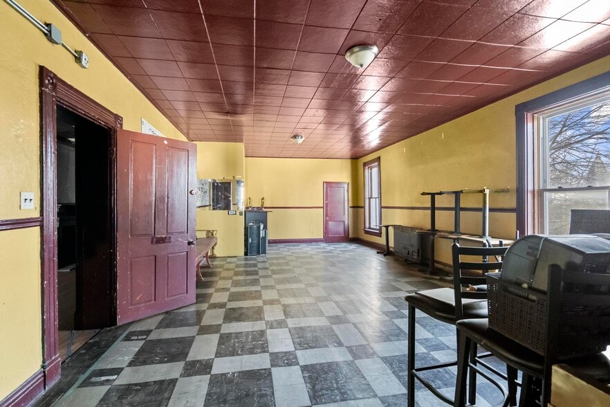 More Photos Of 24 E 3rd St, Newport Bar For Sale