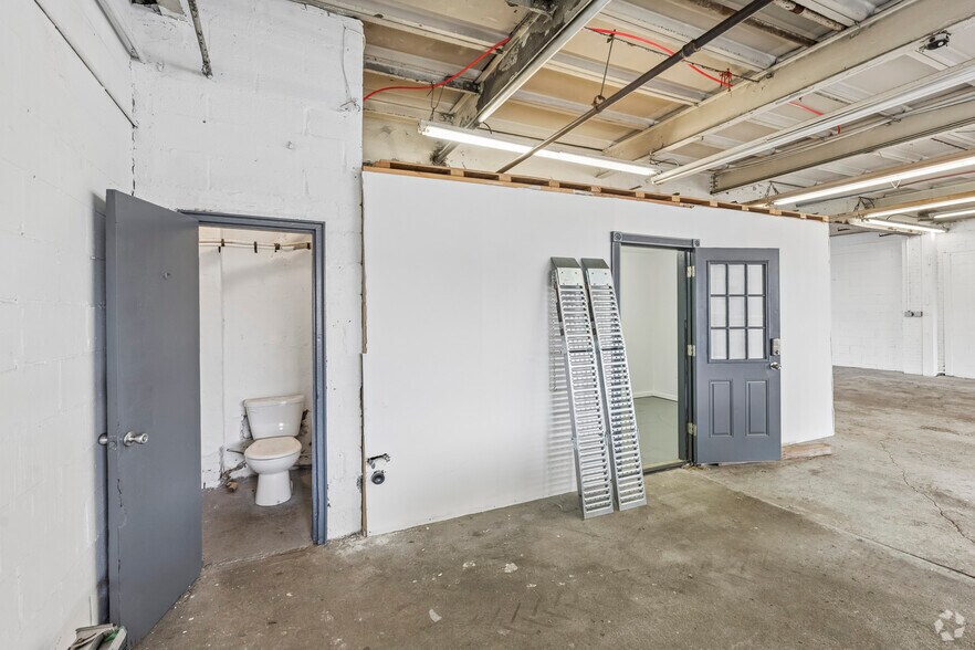 More Photos Of 18-17 130th St, College Point Warehouse For Lease