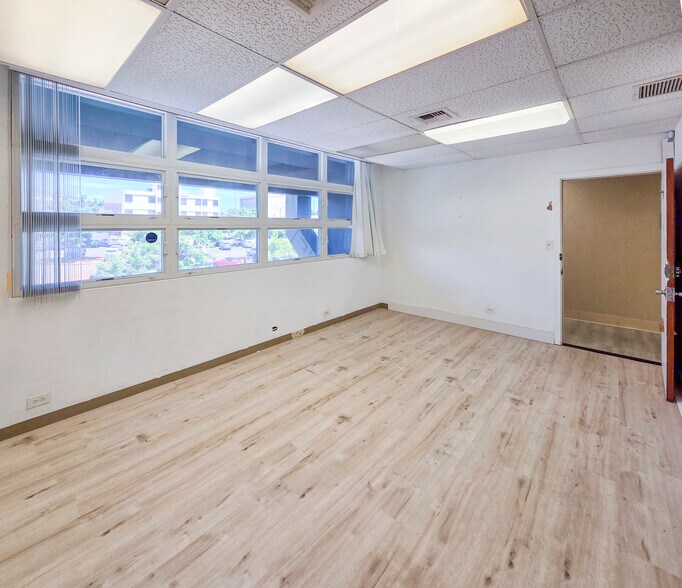 More Photos Of 1127 11th Ave, Honolulu Office For Lease