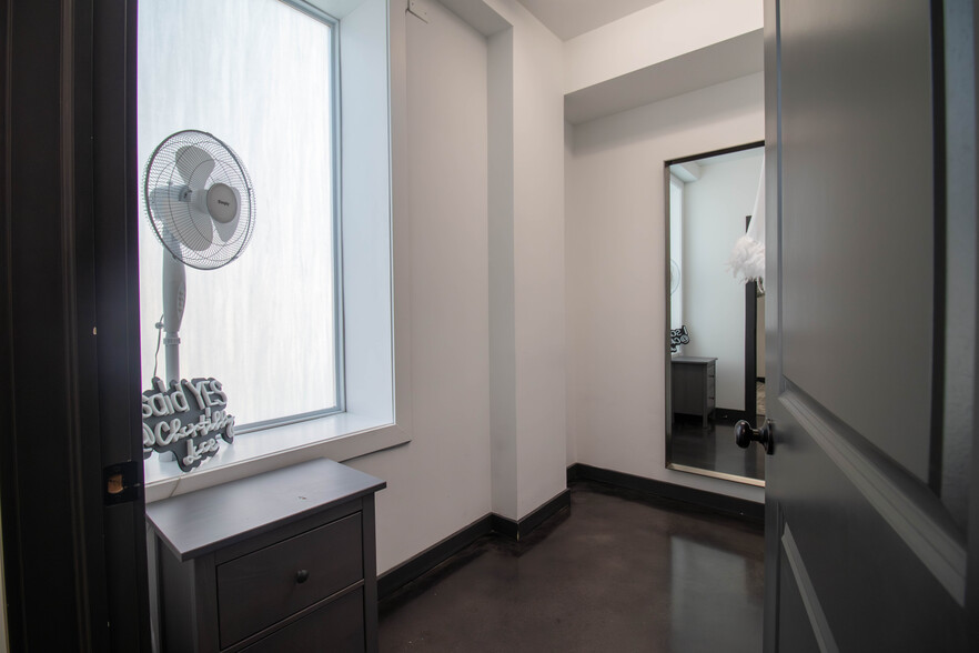 More Photos Of 140 Caroline St S, Hamilton Storefront Retail Residential For Lease