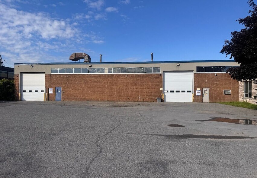 Primary Photo Of 500 Montée de Liesse, Montréal Warehouse For Lease