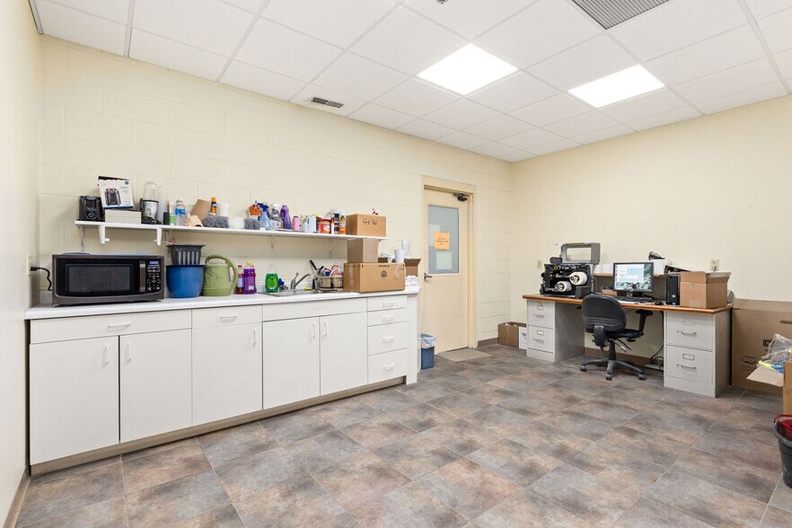 More Photos Of 2000 Ashley Rd, Morris Manufacturing For Lease