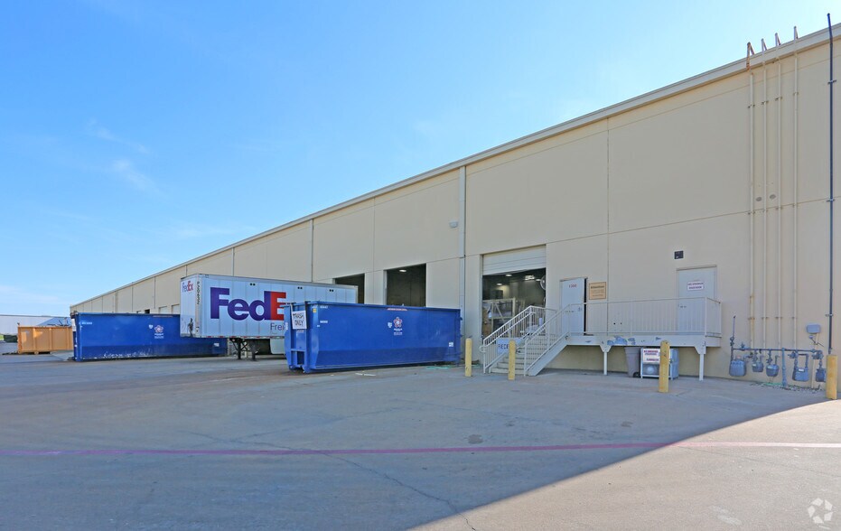 More Photos Of 33 Cypress Blvd, Round Rock Warehouse For Lease
